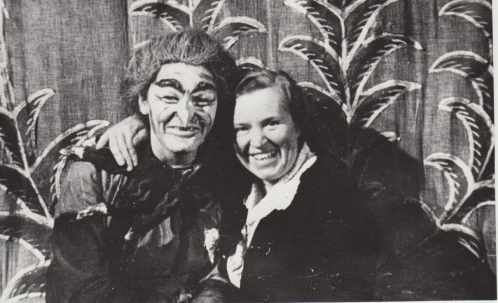 Su ragana Kumpanose iš „Pasakų šalies“. 1956 m.