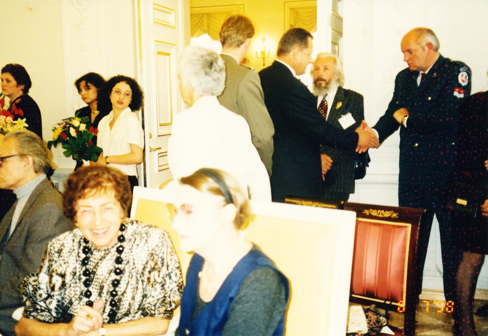Su rašytoja Birute Pūkelevičiūte Lietuvos Respublikos Prezidentūroje. Vilnius, 1998 m. liepos 6 d.