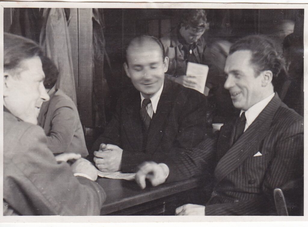 Su rašytoju H. Radausku ir aktoriumi J. Palubinsku (su H. Radausku kartu dirbo Klaipėdos radiofone). Ravensburgas. 1948 m.