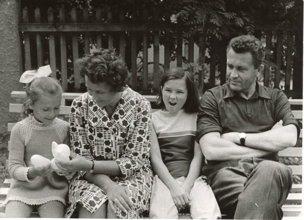 Su šeima Juodkrantėje. Sutuoktinė Idalija, dukros Audronė ir Rima. 1966 m.