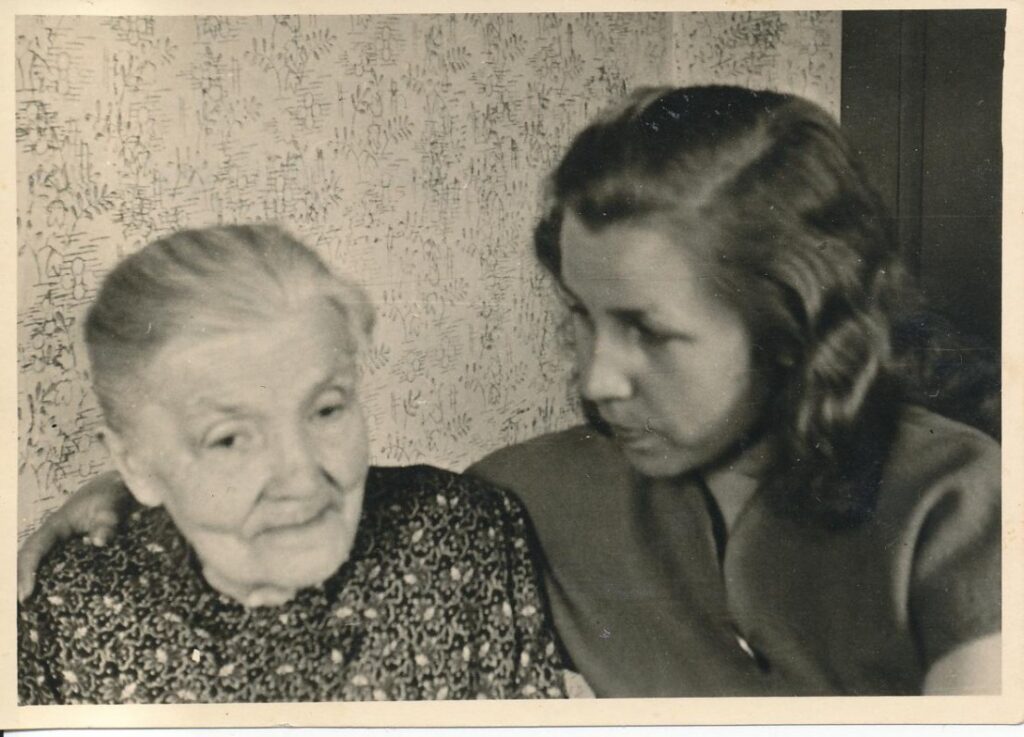Su senele Emilija Vokietijoje apie 1946 m.