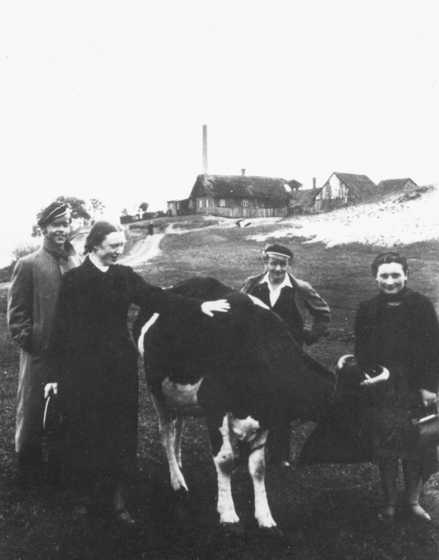 Su studijų draugais ekskursijos metu. 1939 m. Antras iš dešinės – V. Kazokas