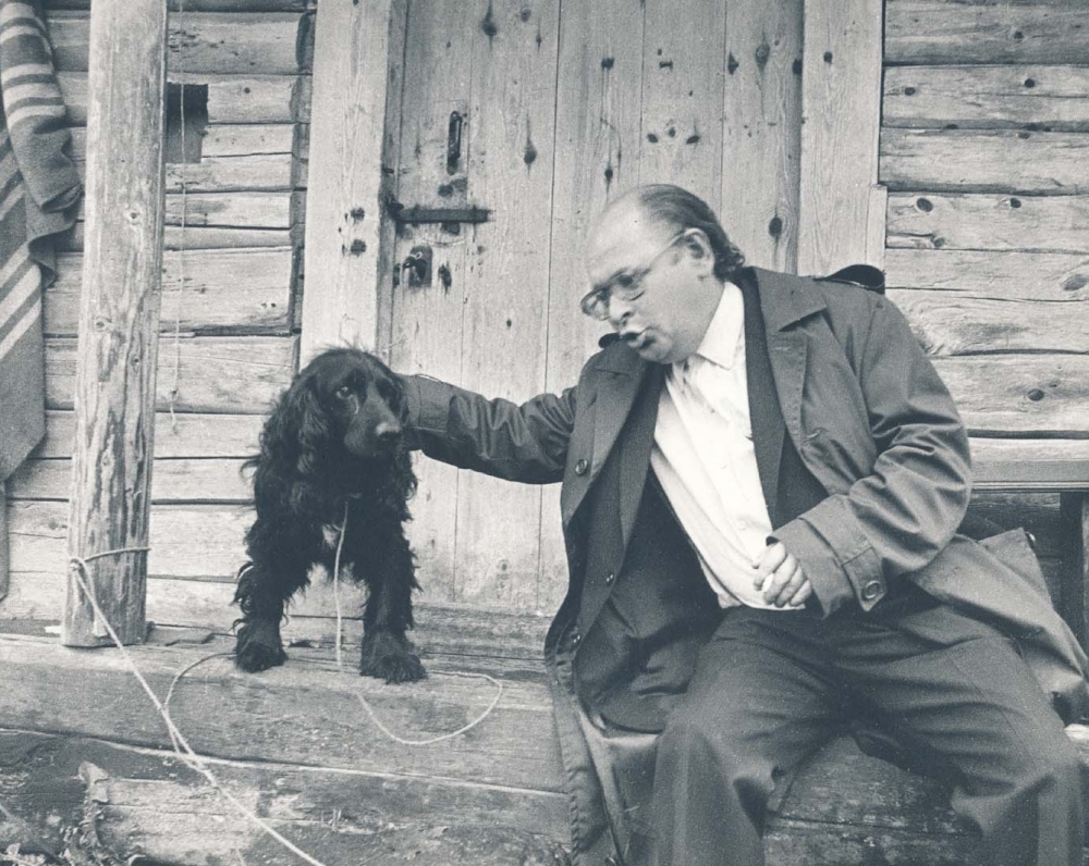 Su šuneliu prie išlikusios klėties. 1984 m. R. Rakausko fotografija