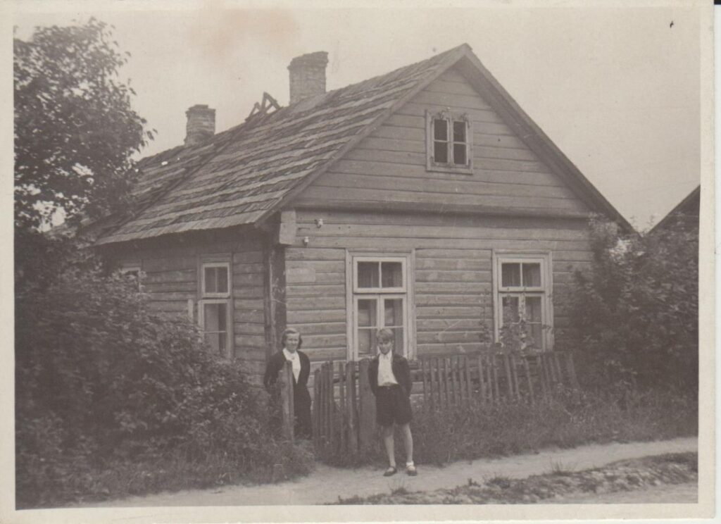 Su sūnumi Konstantinu prie Čiurlionių namelio. Druskininkai, 1955 m.