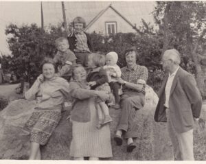 Su sūnumi Valentinu, žmona Aldona, marčia Vanda Juknaite ir anūkais. 1981 m.