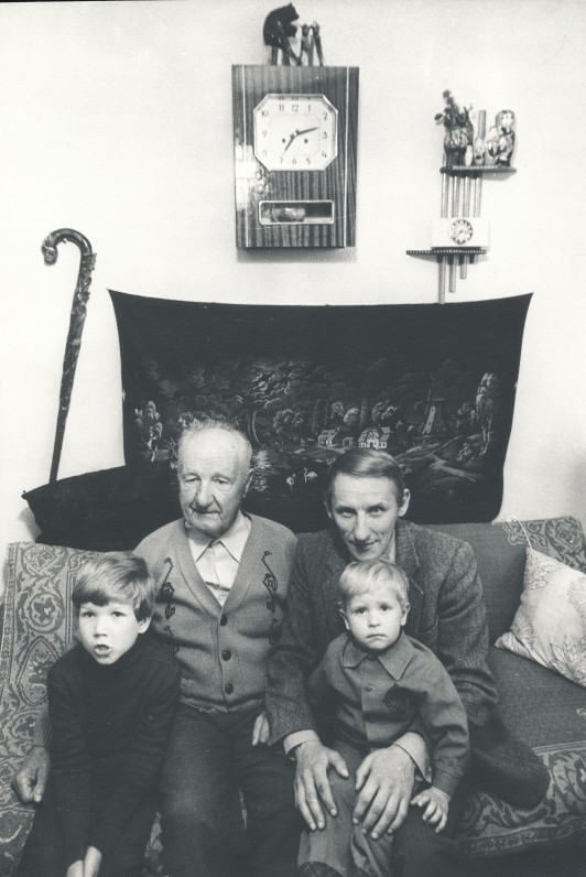 Su sūnumis Titu ir Kipras pas senelį Gargžduose. 1984 m. R. Rakausko nuotrauka