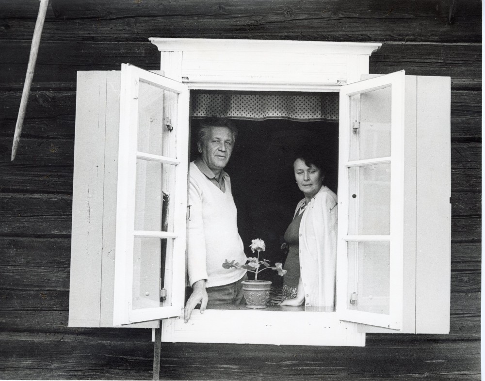 Su sutuoktine Idalija Linmarkyje 1984 m. Fotografas R. Rakauskas. Daliai dedikuotas eilėraštis „Pro Linmarkio langą“