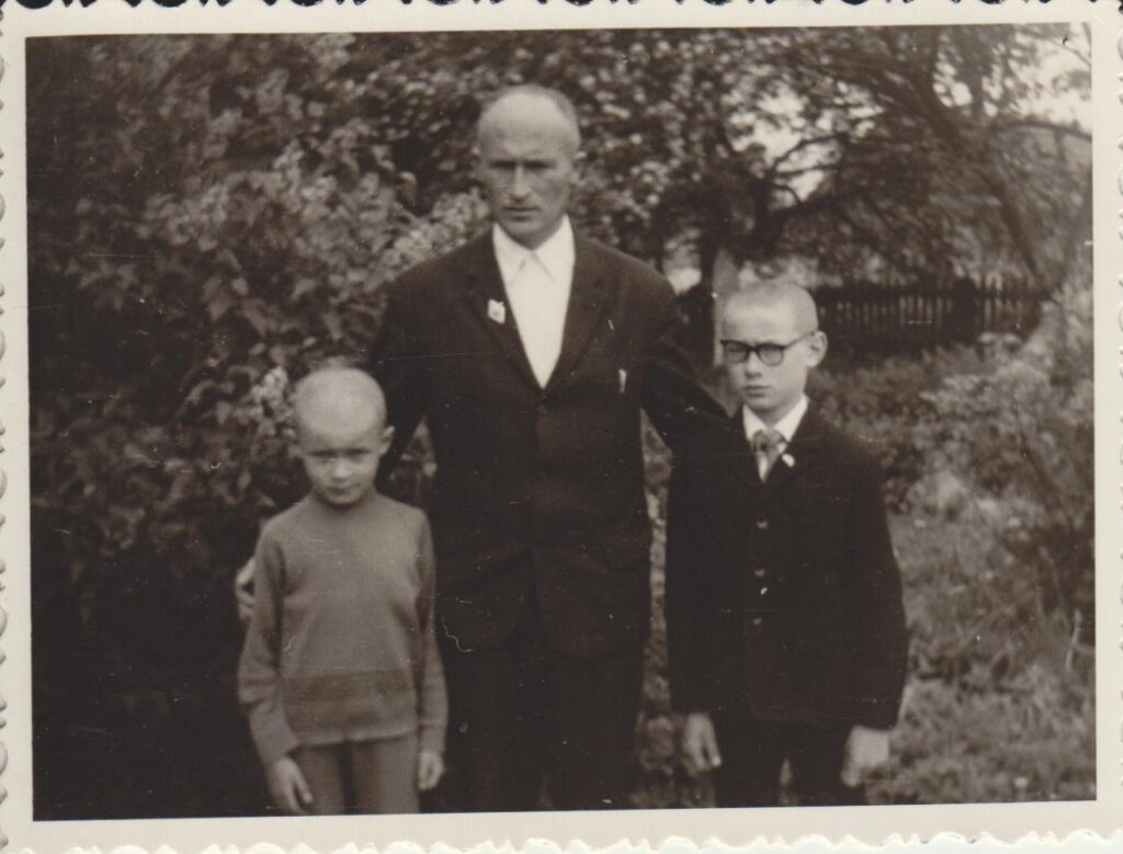 Su tėvu ir jaunesniu broliu Linu. 1965 m.