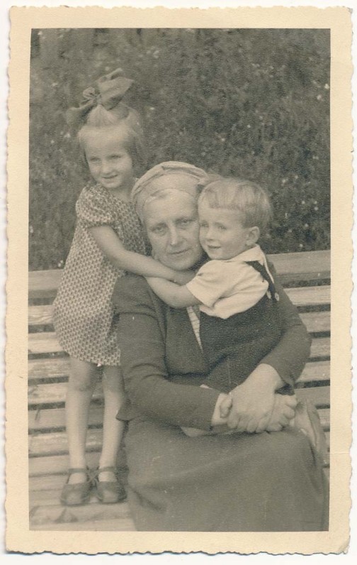 Su vaikaičiais Dalyte ir Kostuku Zubovais. 1943 m.