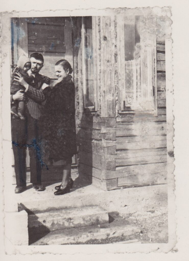 Su vyru B. Buču ir sūnumi Sauliumi prie savo namo. Palemonas. Apie 1938 m.