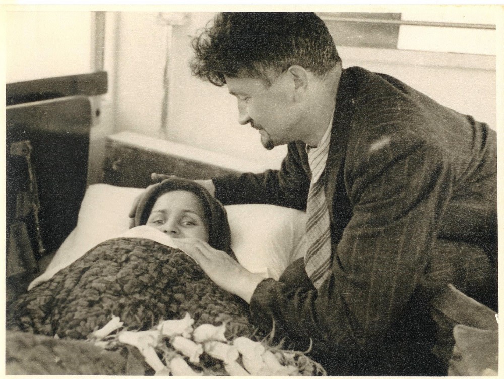 Su vyru sanitarinėje mašinoje pakeliui į Kauno oro uostą. 1945 m. birželio 26 d.