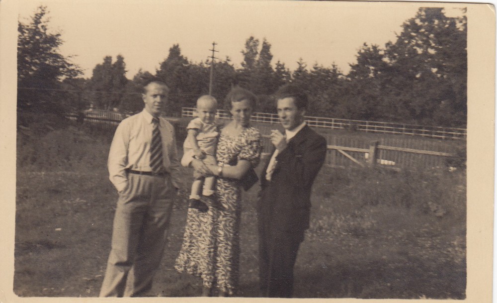Su žmona Aleksandra, laikančia ant rankų kairėje stovinčio R. Juknevičiaus dukrą Dalią. Klaipėda. 1937 m.