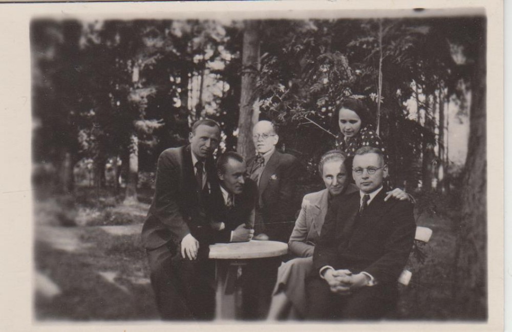 Susitikimas po kalėjimo su draugais. K. Jakubėnas, Br. Kiaupa, M. Paulauskas, Ol . Venclovaitė, Bulkevičienė, Kaminskas. Apie 1930 m.