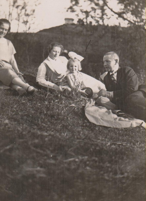 T. Rimkienė, V. Sruogienė, D. Sruogaitė, B. Sruoga. Kaunas, 1928 m.
