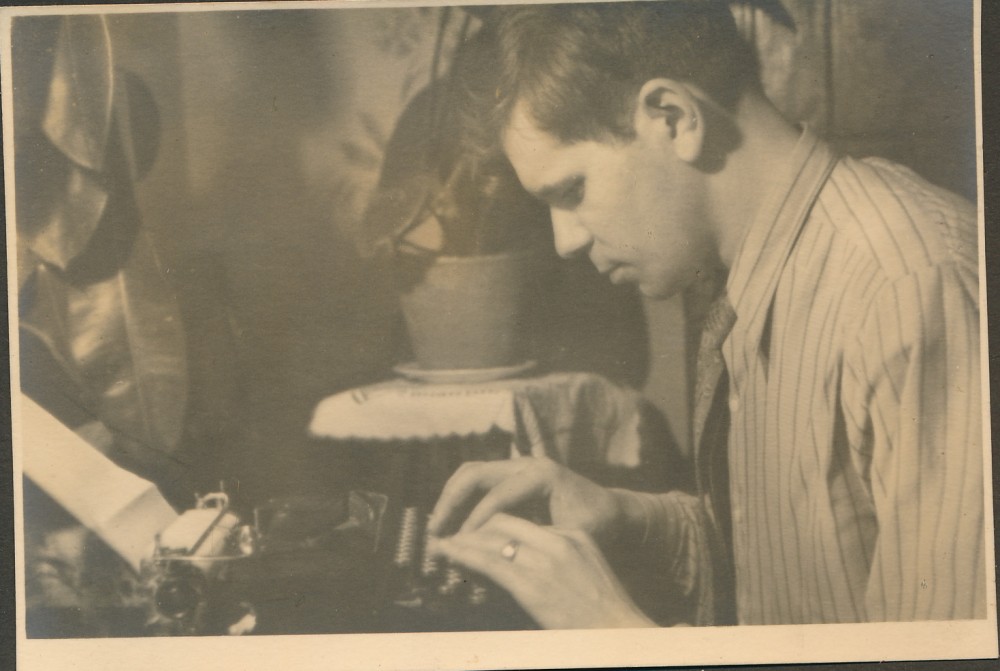 Taip gimsta eilėraštis. J. V. Skuodžio fotografija iš dovanoto albumo. 1941 m.