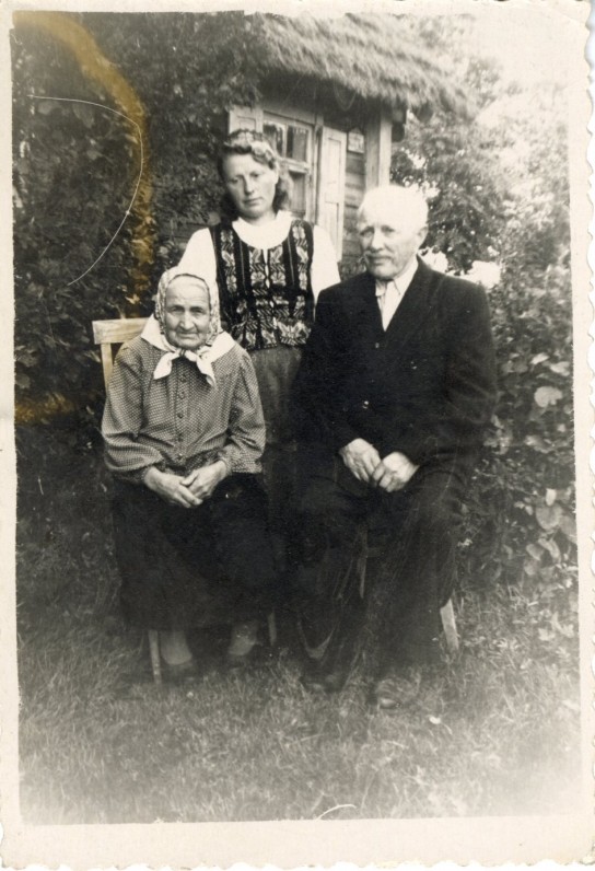 Tėvas Gasparas (nebuvo Sibire), motina Uršulė Paliulytė, sesuo Akvilė Indriliūnai Gataučiuose, pabėgę iš Sibiro. Apie 1957 m.