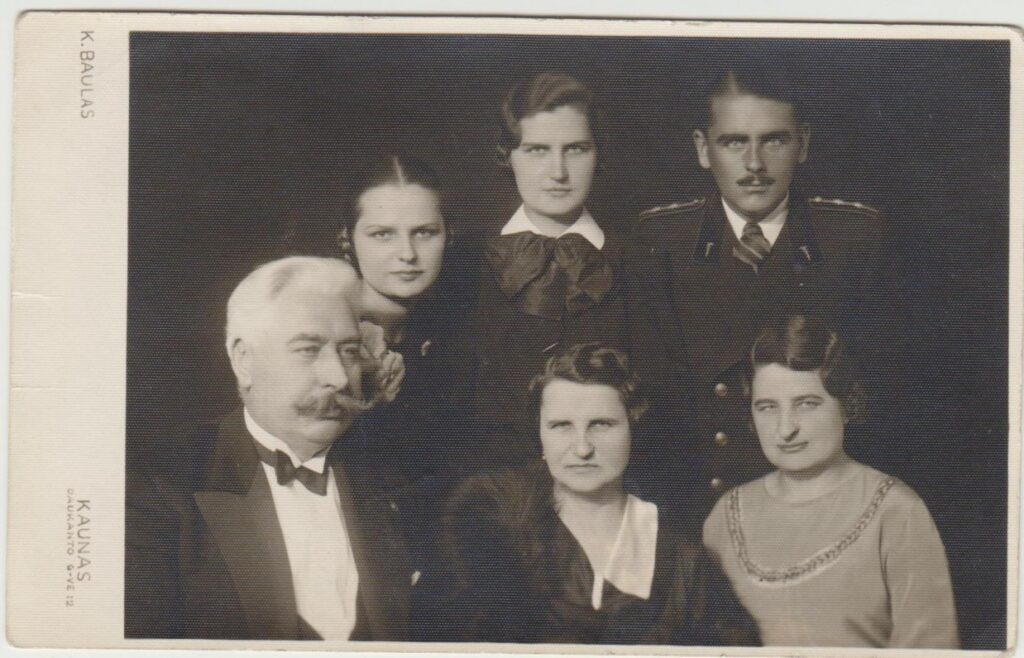 Tulauskų šeima. Kaunas. 1937 m. Priekyje tėvai Leonardas ir Agota ir vyriausioji sesuo Marija, už jų – Algirdas, Gražina ir Danutė