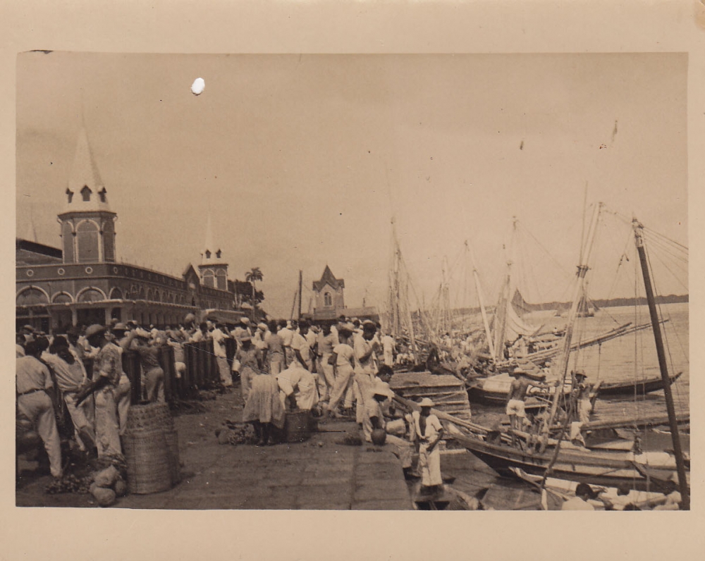 Turgus uostamiesčio krantinėje. Brazilija, apie 1946–1950 m.