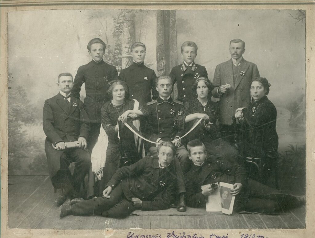 Ukmergės vaidintojų trupė, įsteigta P. Vaičiūno (sėdi viduryje). 1913 m.