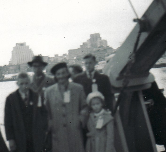 Brazdžionių šeima Bostono uoste 1949 m. gegužės 15 d.