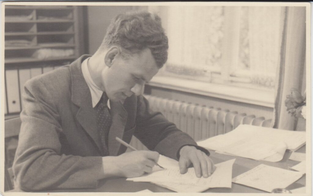 V. A. Jonynas prie darbo stalo. Biberach. 1946 m.