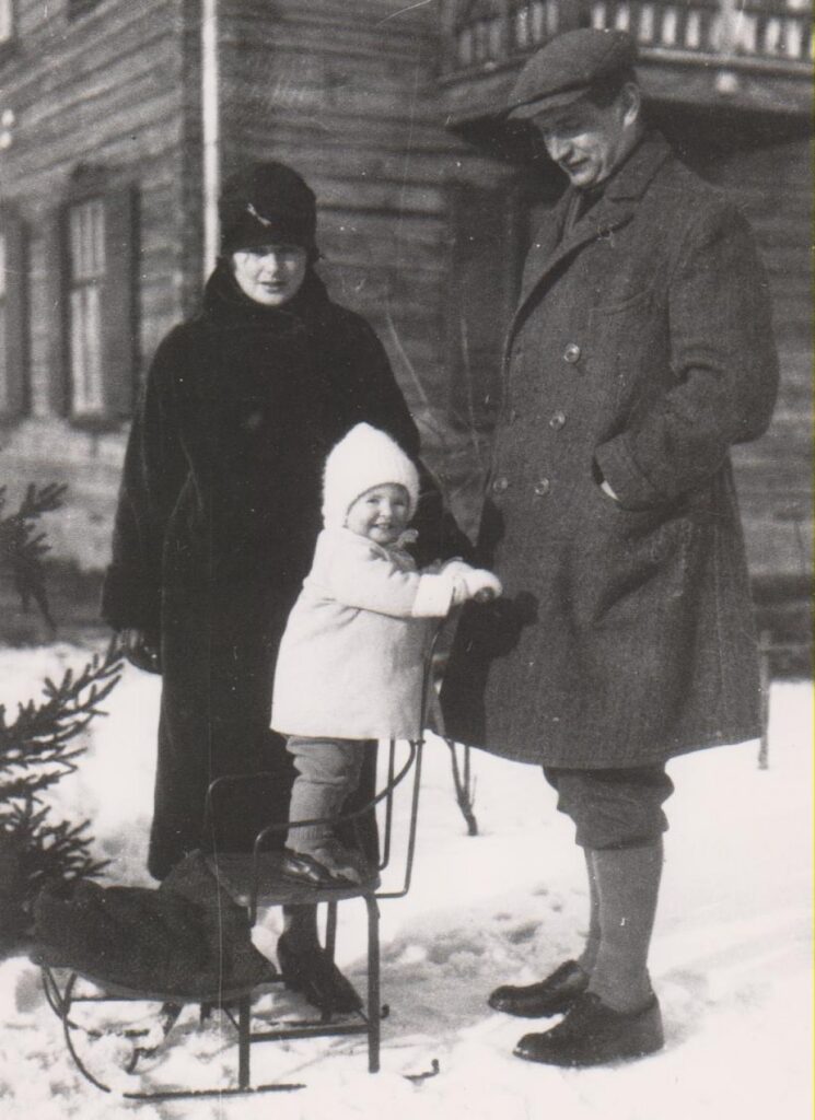 V. Daugirdaitė-Sruogienė, D.Sruogaitė ir B. Sruoga, Kaunas, 1926 m.