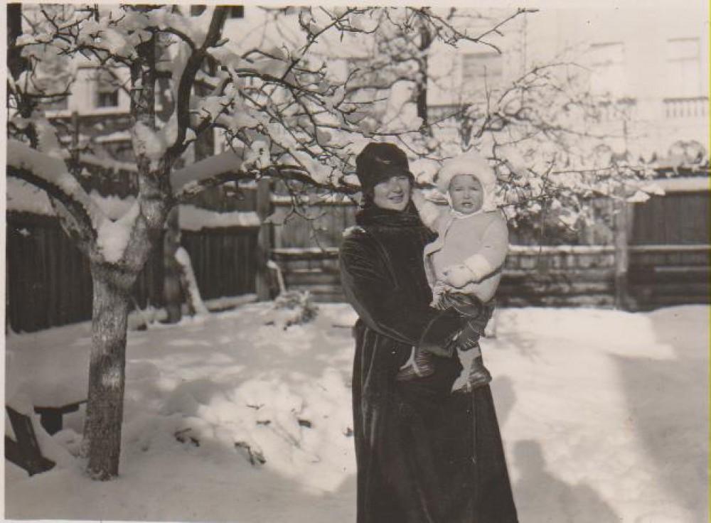 V. Daugirdaitė-Sruogienė su dukra Dalia. Kaunas, apie 1927 m.