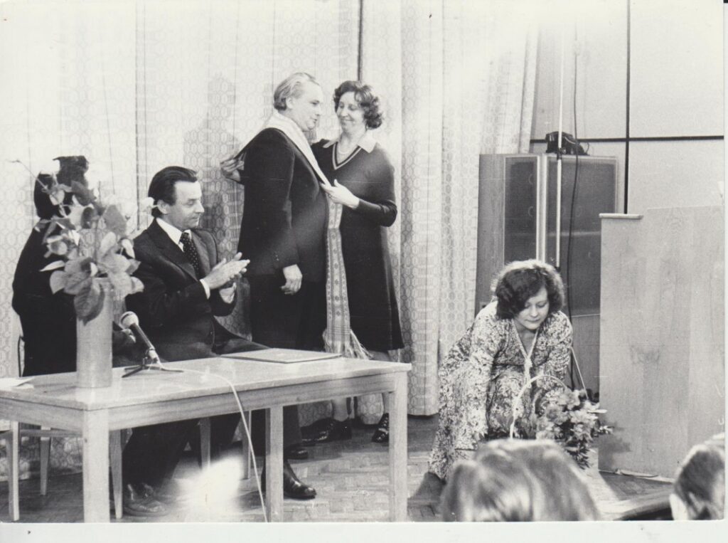 V. Dautartą 50-mečio proga sveikina Kauno rajono atstovai 1977 m. Nuotr. Domo Kauno