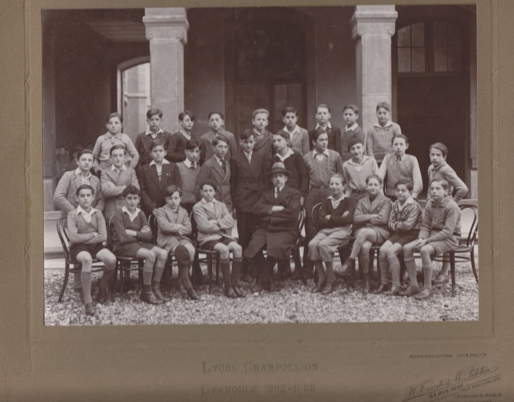 V. Jonynas (paskutinėje eilėje penktas iš dešinės) su Champolliono licėjaus Grenoblyje bendramoksliais ir dėstytoju. Apie 1932 m.