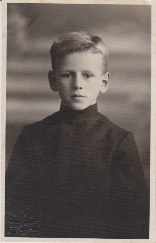 V. Jonynas „Aušros“ berniukų gimnazijos auklėtinis. Kaunas