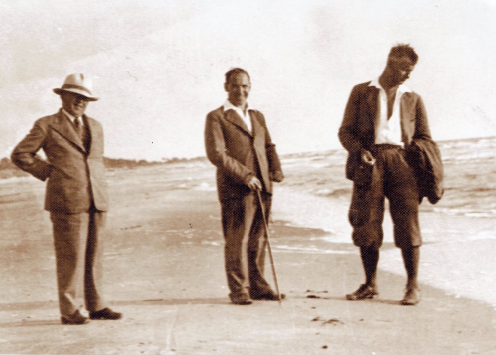 V. Krėvė, P. Skardžius, B. Sruoga Palangoje. Apie 1936 m.