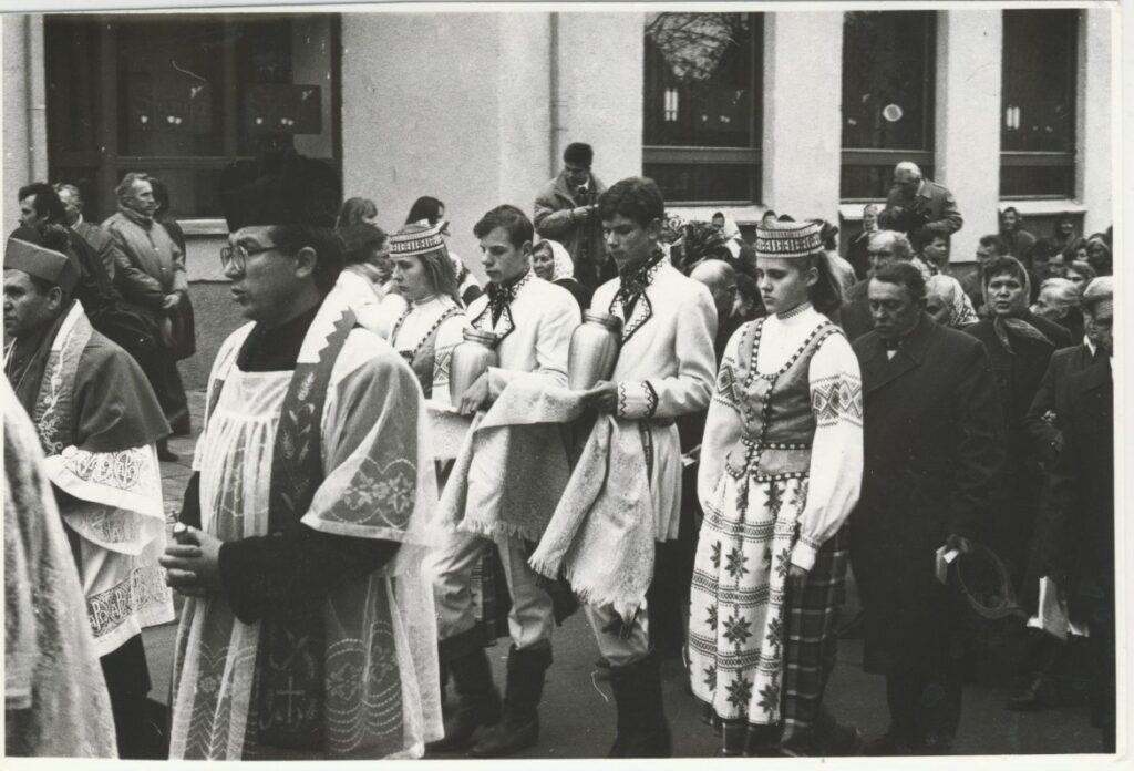 V. Krėvės ir jo žmonos palaikų perlaidojimas iš JAV į Merkinę. 1992 m. spalio 18 d.