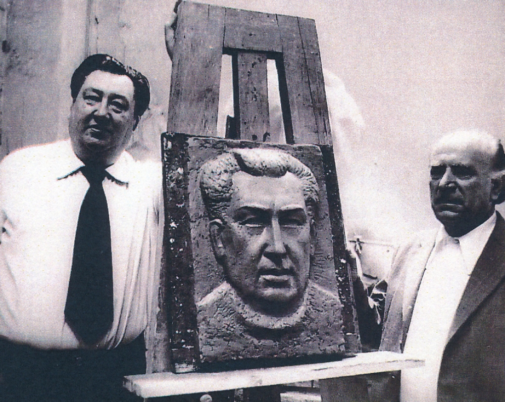 V. Misevičius ir bareljefo autorius A. Dimžlys prie V. Misevičiaus skulptūrinio portreto