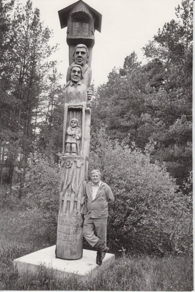 V. Petkevičius Birštone prie paminklo tėvams, 1987 m. R. Rakausko nuotrauka