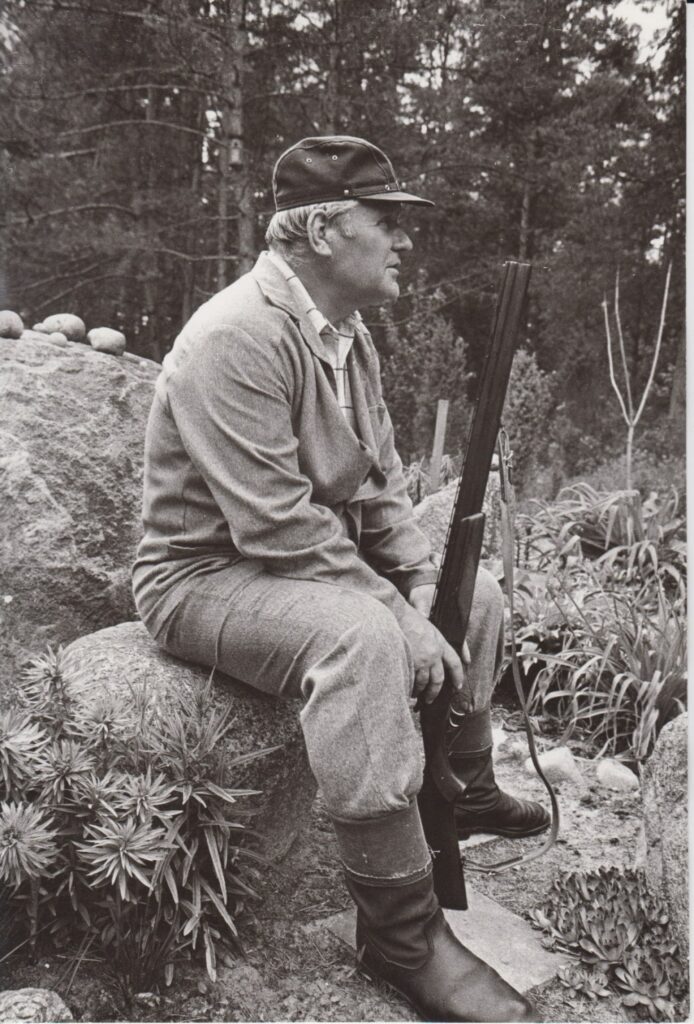 V. Petkevičius Birštone, savo vasarnamyje, 1987 m. R. Rakausko nuotrauka