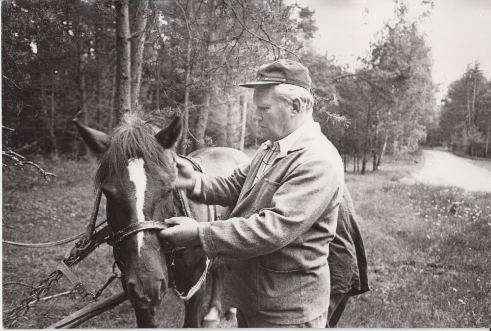 V. Petkevičius Birštone, savo vasarnamyje 1987 m. R. Rakausko nuotrauka