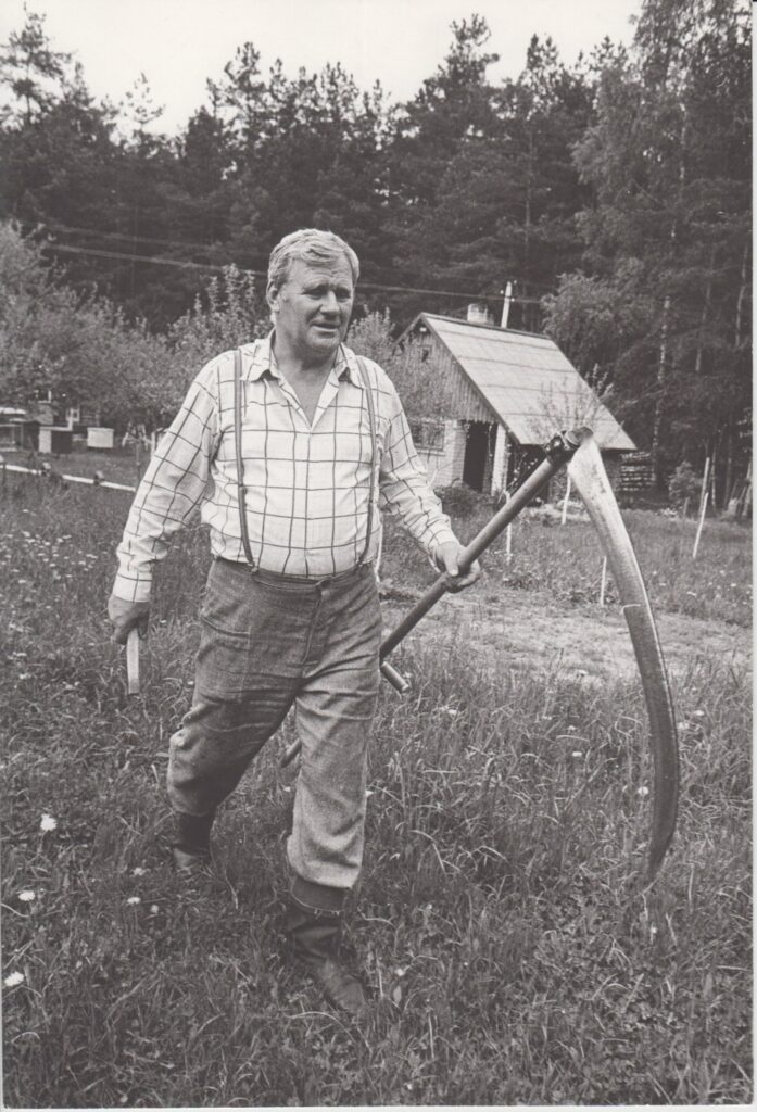 V. Petkevičius Birštone, savo vasarnamyje pjauna žolę, 1987 m. R. Rakausko nuotrauka