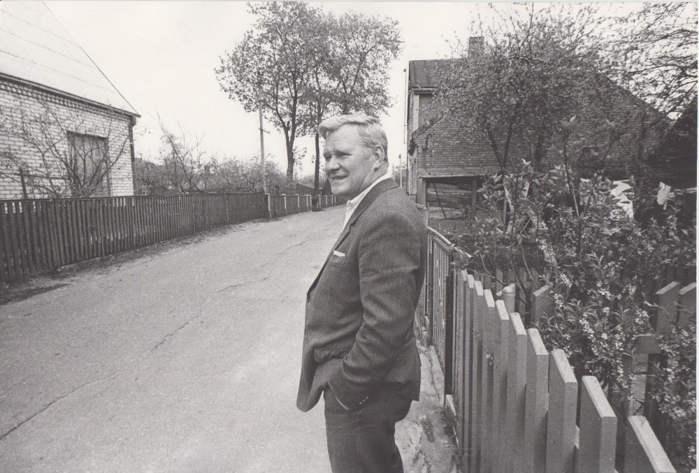 V. Petkevičius Šančiuose, Kaune, savo gatvėje, 1987 m. R. Rakausko nuotrauka