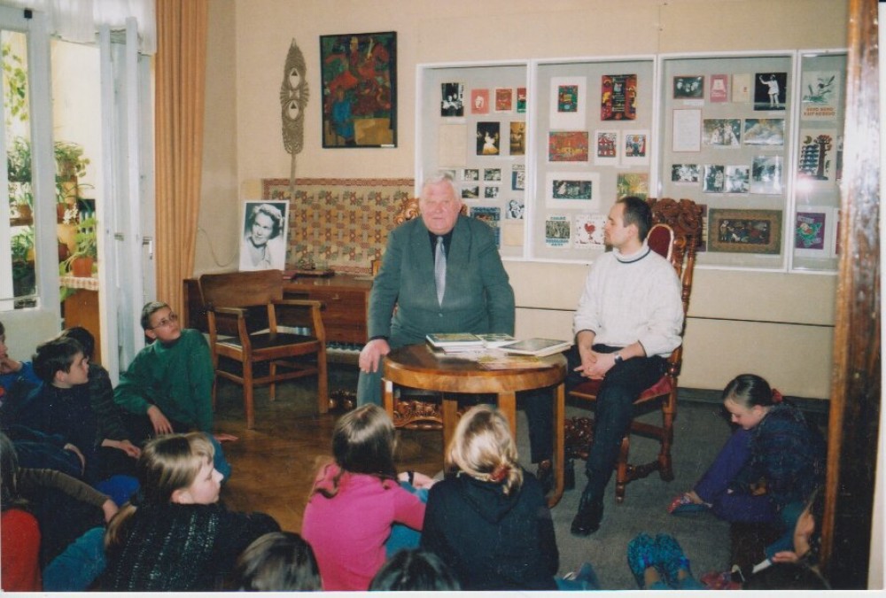 V. Petkevičius ir aktorius E. Leskauskas Vaikų literatūros muziejuje, 2002 04 02