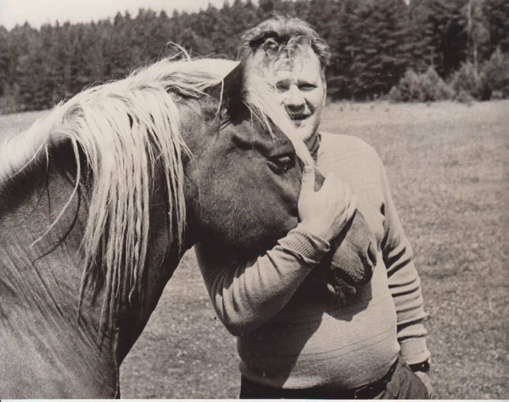 V. Petkevičius prie Balošo ežero, pas ūkininką V. Šuminą, 1974 m.