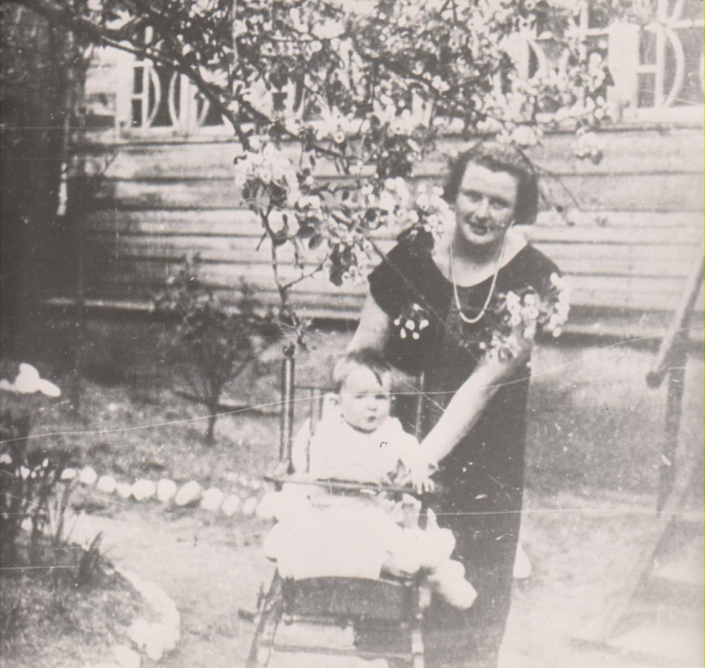 V. Sruogienė su dukra Dalia. 1926 m.