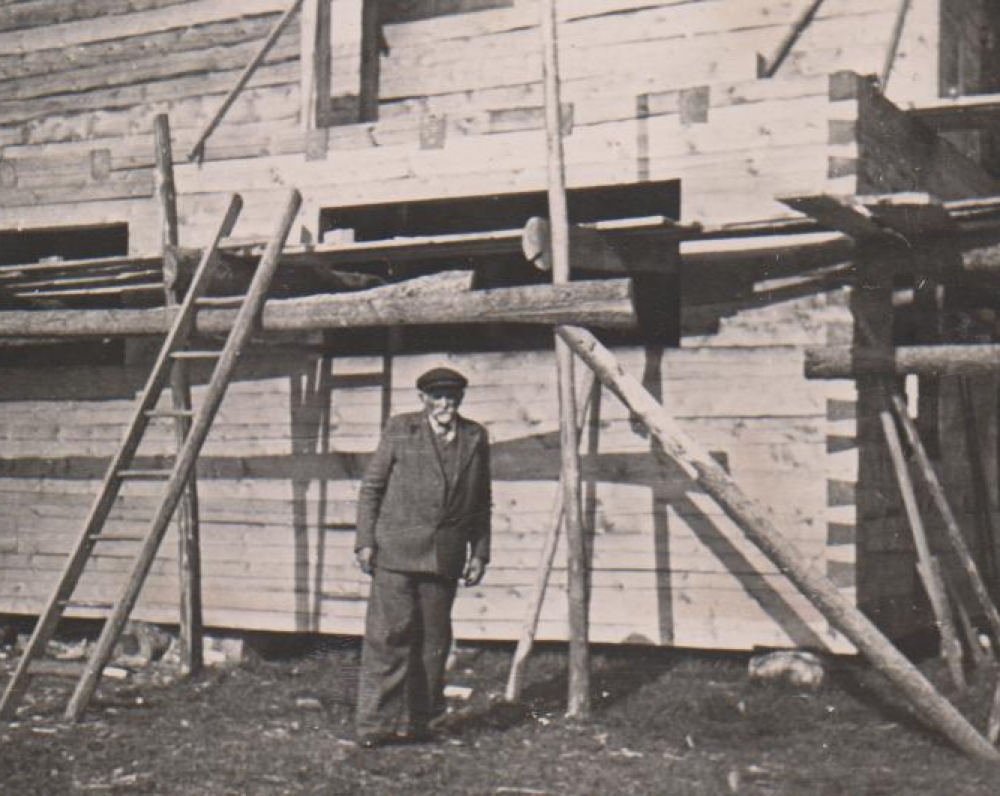 V. Sruogienės tėvas Kazimieras Daugirdas prie ką tik suręsto namo. Būgiai. 1937 m.