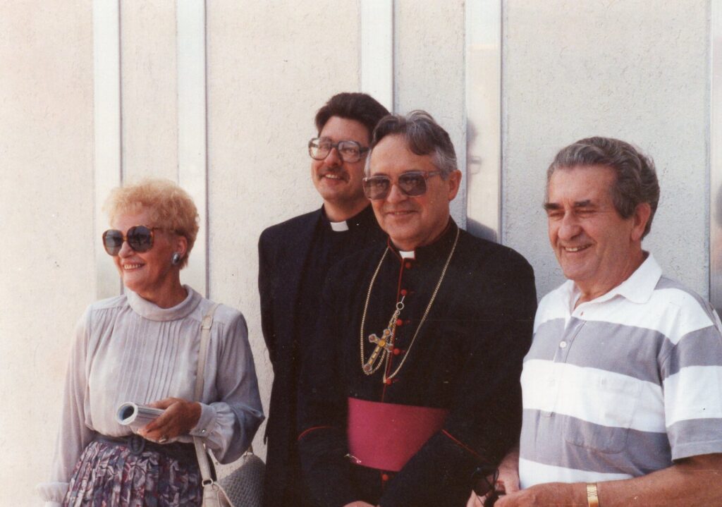 V. Volertas (dešinėje) su žmona, sūnumi ir vyskupu P. Baltakiu. JAV, 1991 m.