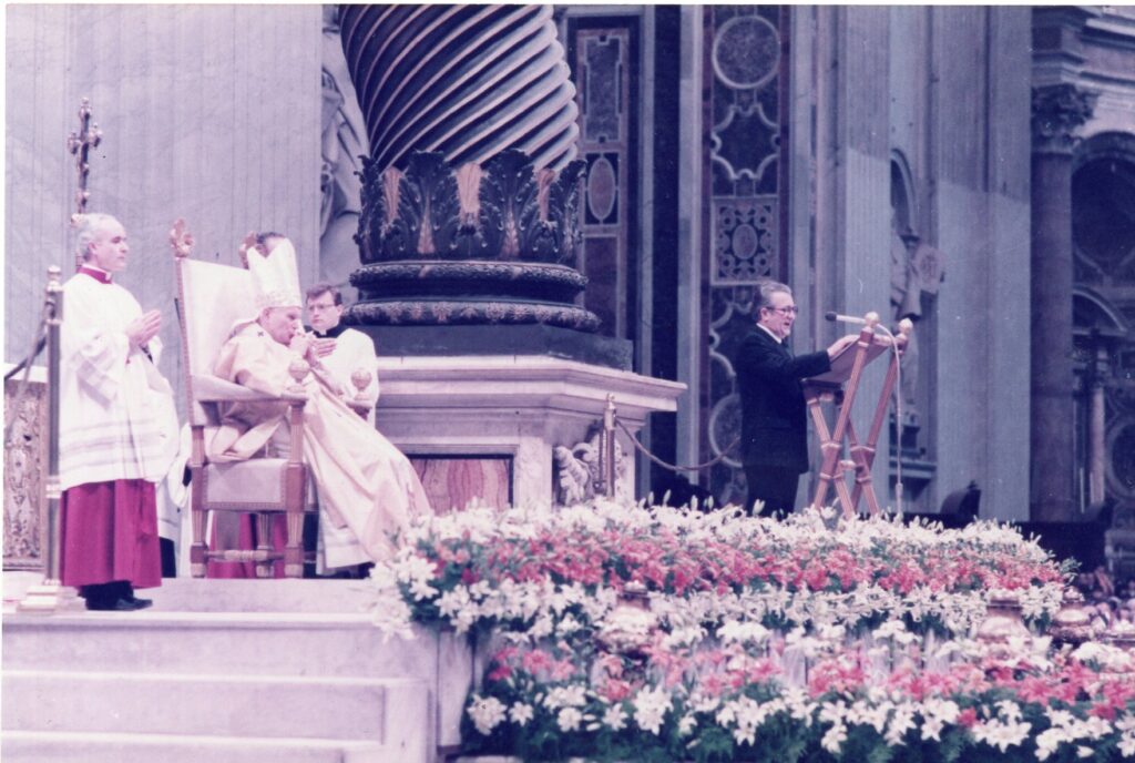 V. Volertas kalba Vatikane, Šv. Petro bazilikoje stebint popiežiui Jonui Pauliui II. 1984 m. kovo 4 d.