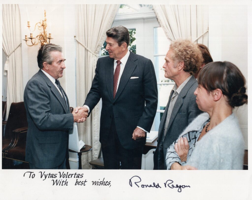 V. Volertas priėmime pas JAV prezidentą R. Reiganą Baltuosiuose rūmuose. Vašingtonas, apie 1989 m.