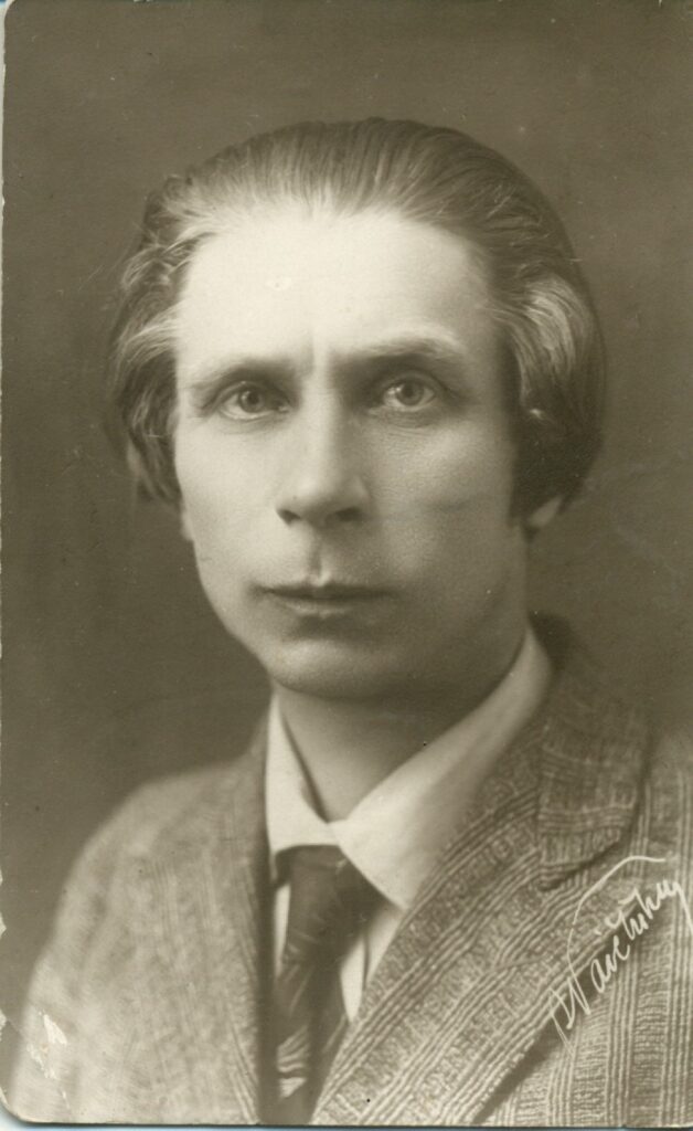 . Vaičiūnas su motinos austu kostiumu. Kaunas, 1924 m.