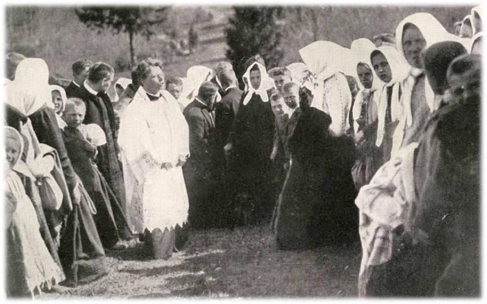 Vaižgantas sako pamokslą ant Girnikų piliakalnio. 1905 m.