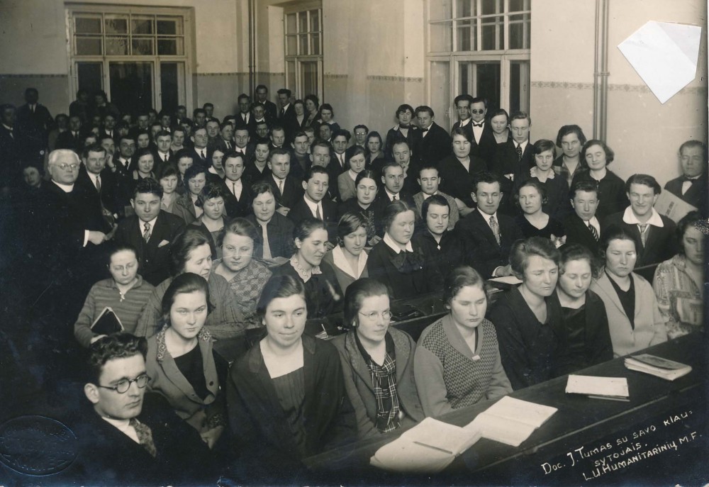 Vaižgantas su savo studentais. Kaunas, 1927 m.