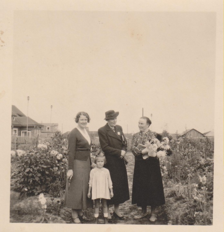 Vanda Sruogienė, Jolita Sruogaitė, kaimynė M. Penčylienė B. ir V. Sruogų sklype Ramiojoje g. Kaunas, 1937 09 26