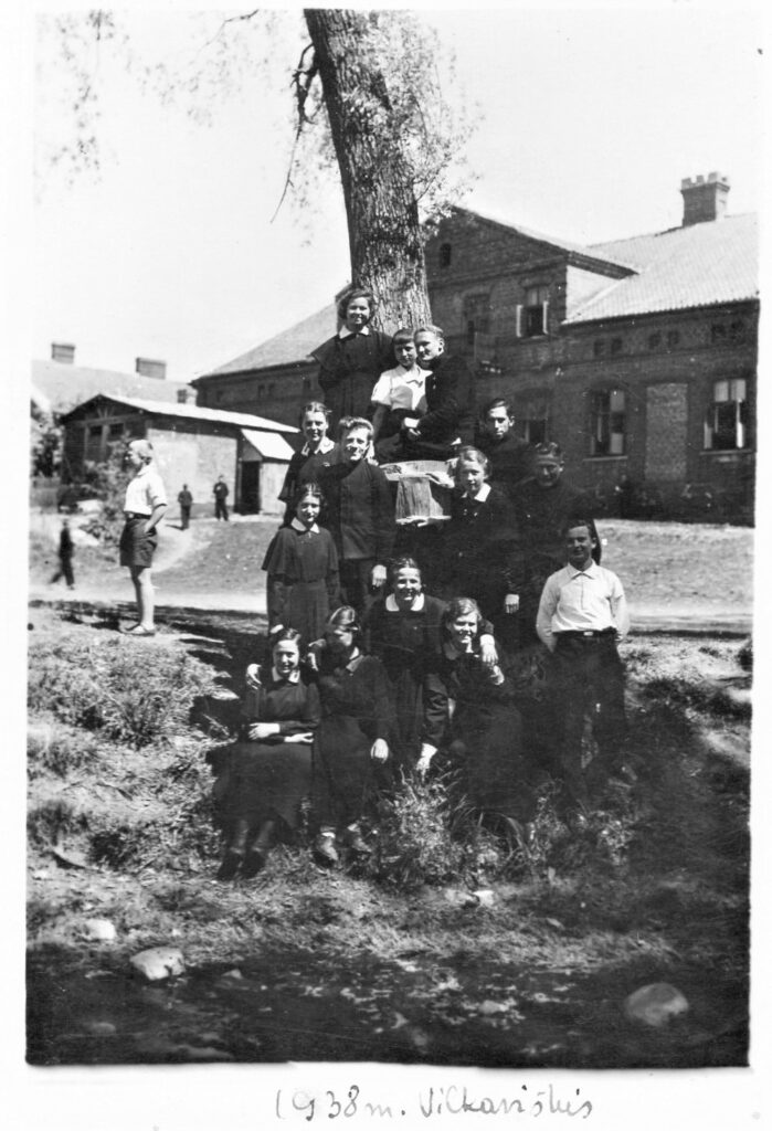 Vilkaviškio gimn. 7 kl. mokiniai prie upės. J. Švabaitė tupi trečia iš kairės. 1938 05 24
